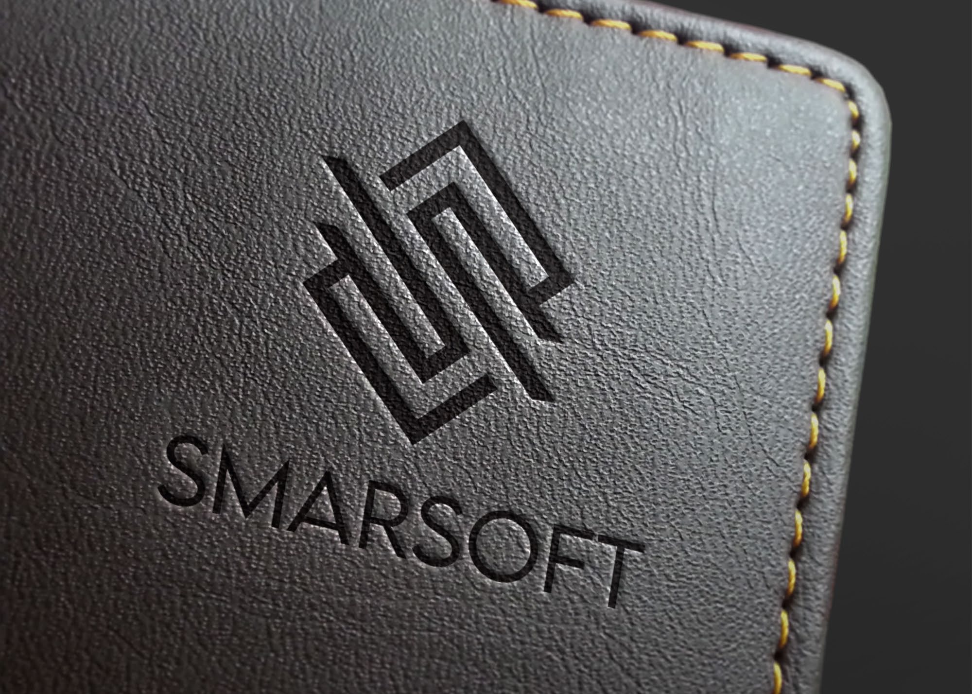 Detalle del logotipo SmarSoFT aplicado sobre material corporativo.